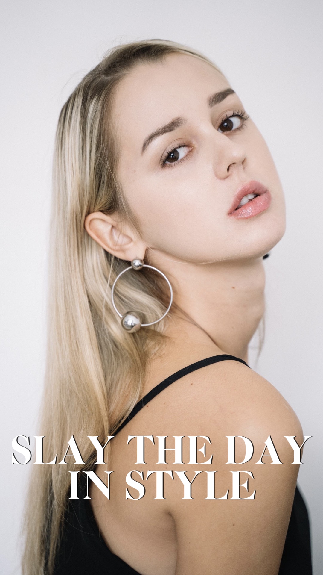 Exibição de produtos de roupas femininas no estilo TikTok 