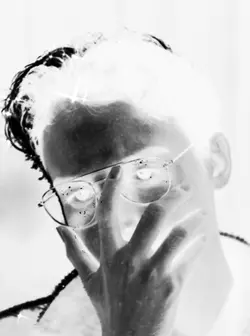 Parallax potret gost