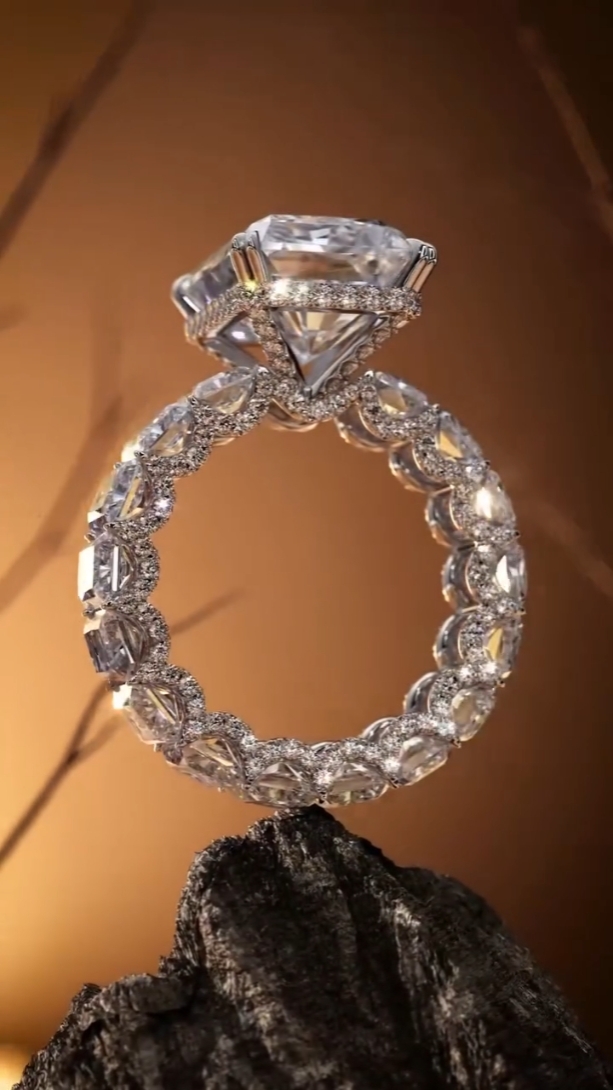 Une bague en perles et diamants