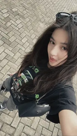 ada cowok baju hitam