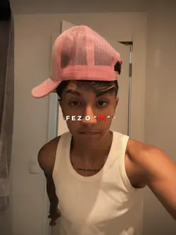 fez o M, tirou foto