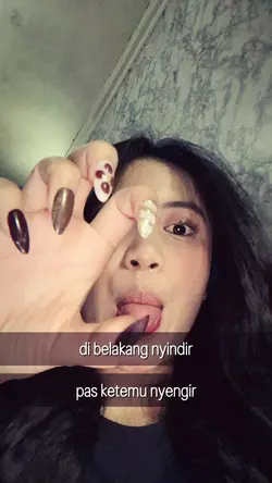 di belakang nyindir