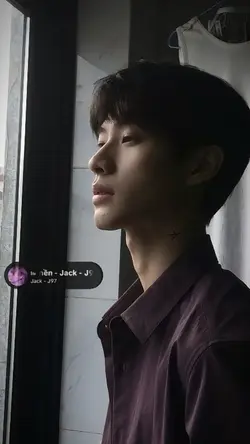 HOA NỞ DƯớI TÁN CÂY