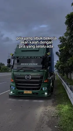 pria yg sibuk kerja