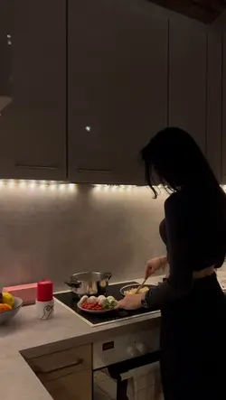 yemek yapan kız