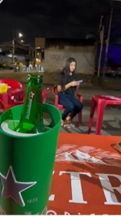 Garçonete apressada