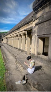 សាមញ្ញពេកទេីបមិនហានក្បែរនរណា