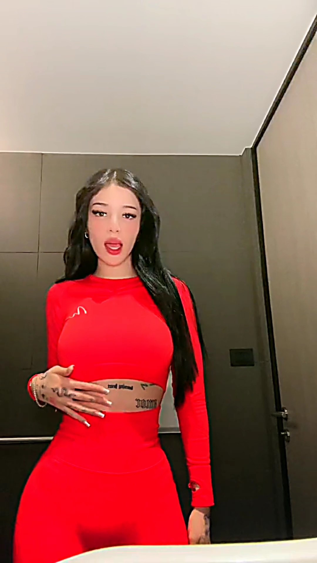 katteyes de rojo