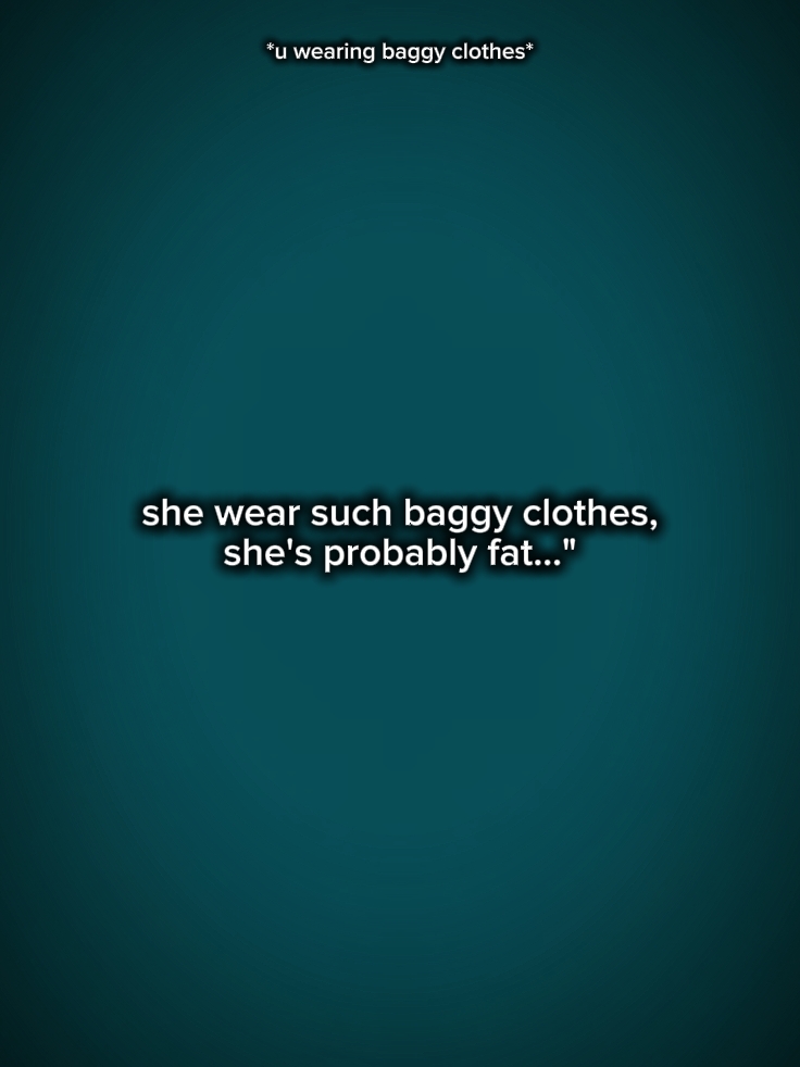 Ela veste roupas largas