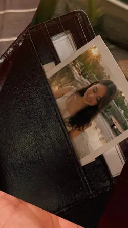 Selfie pensierosi in bianco e nero