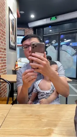 Vẫy tay che miệng