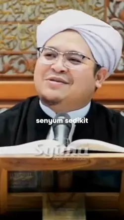 senyum sedikit
