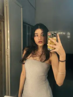MIRROR SELFIE 