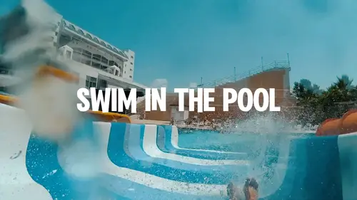 Nada en la piscina