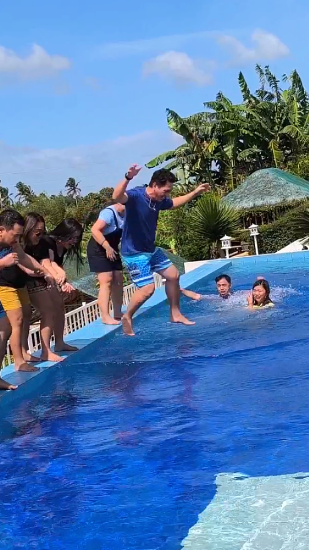 Sobrang karga ng kaligayahan 
