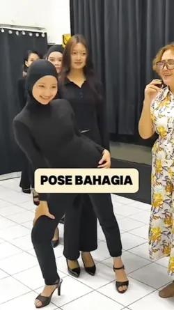 pose bahagia