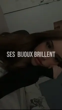 Ses bijoux brillent 
