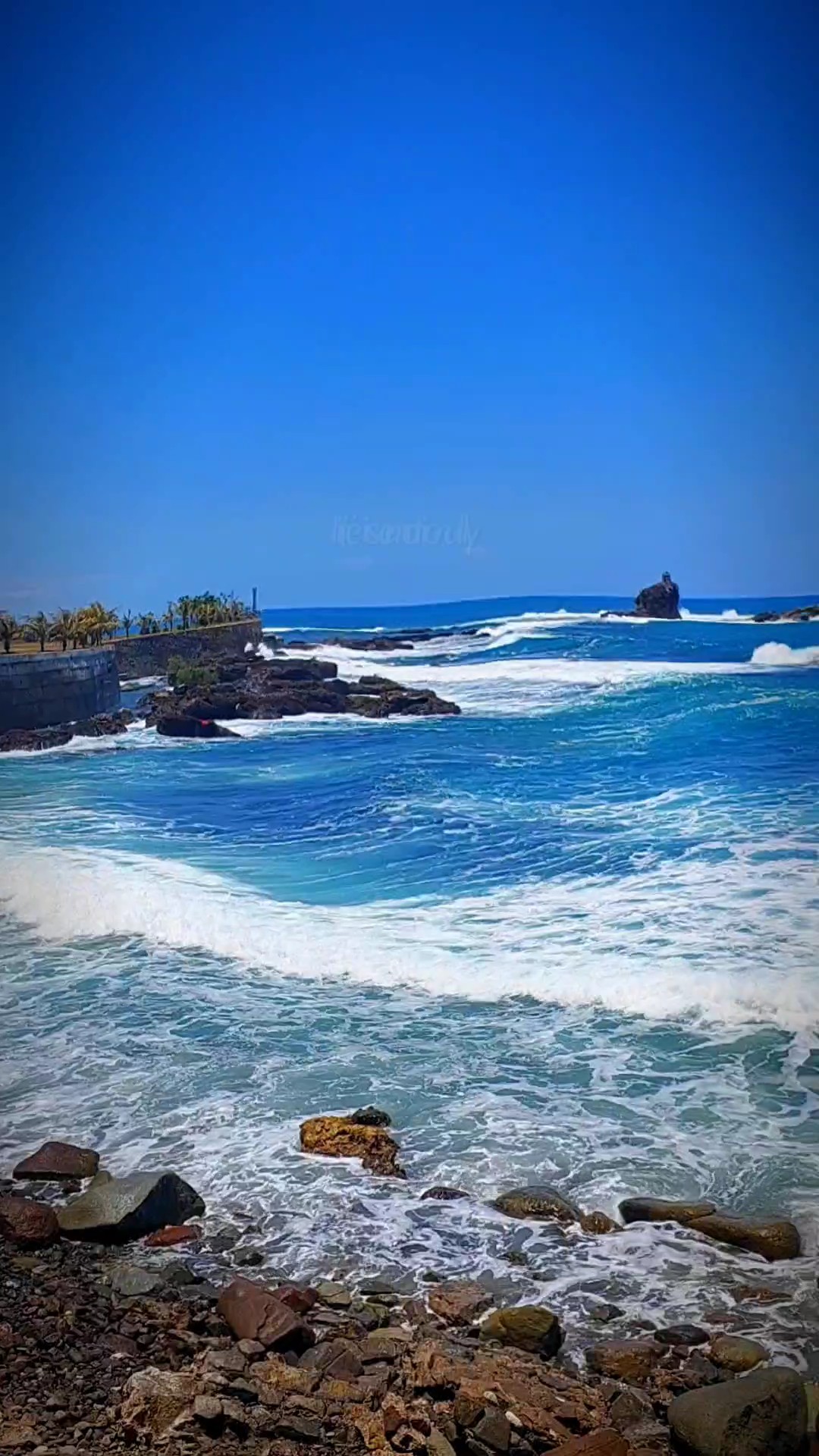 Pela praia