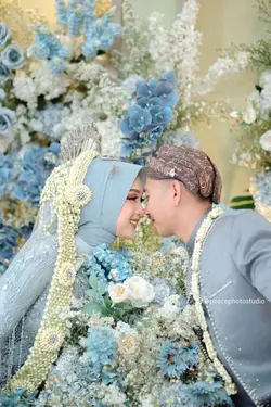 Ketika cinta bertasb