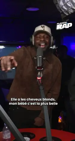 Cheveux blond.