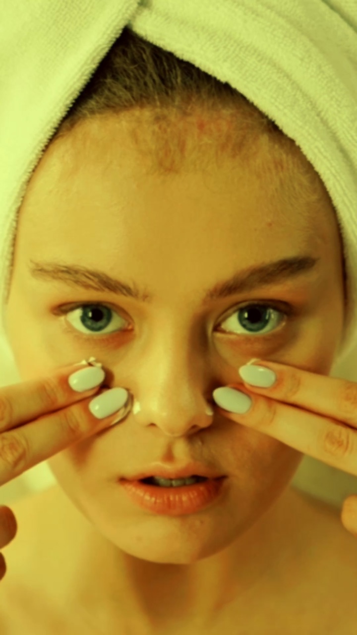 Exibição de produtos de beleza batendo no estilo Tiktok