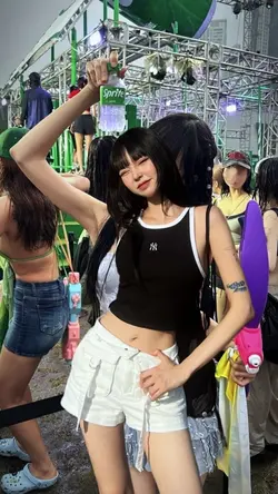 ดูเธอเต้นหน้ารถแห่
