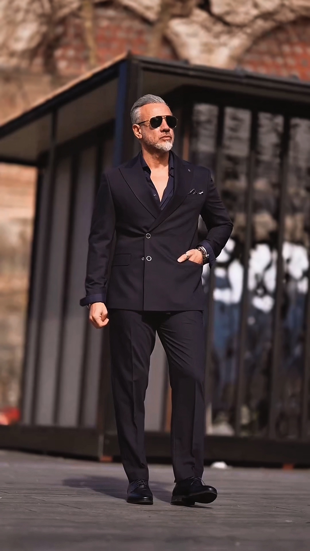 MODEL — FASHION 