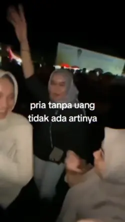 PRIA TAMPA UANG