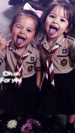 2 cewek pramuka