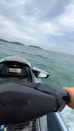 em cima do jet ski