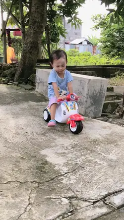 Anak kecil bermain