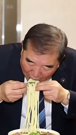 ラーメンを素手で食べる