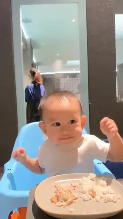 bayi makan sendiri