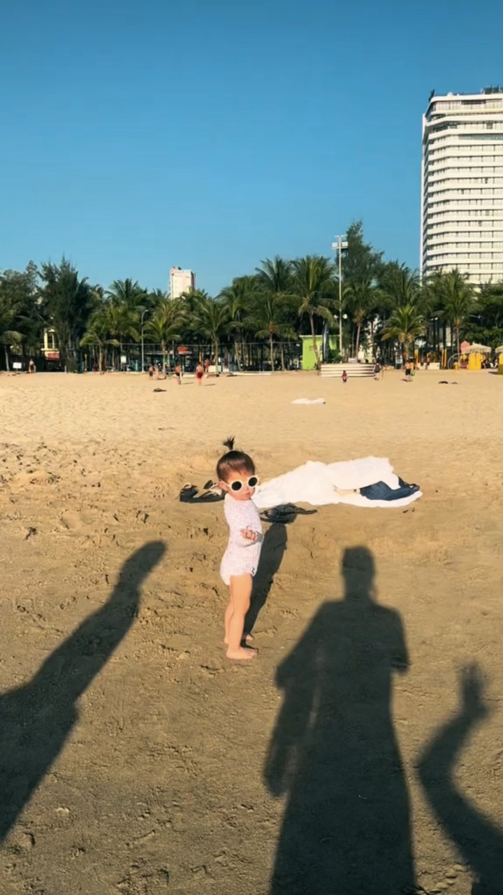 Nắng lấp lánh ngoài 
