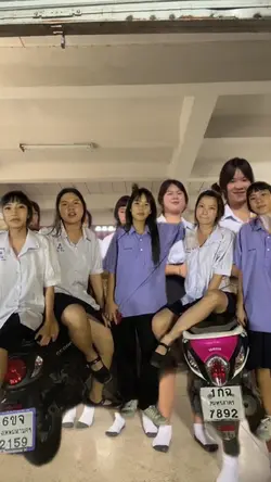 ชอบถือกีตาร์ส่ายหัวร้องเพล