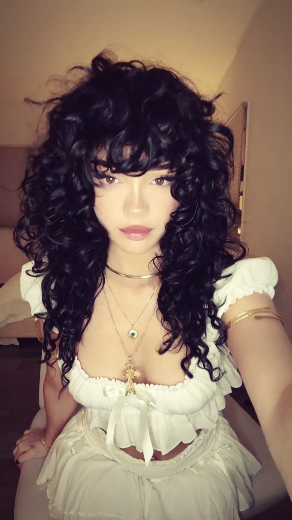Latina con pelo rizado