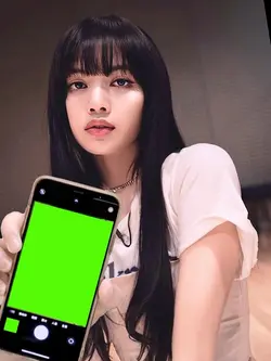 lisa pegang hp