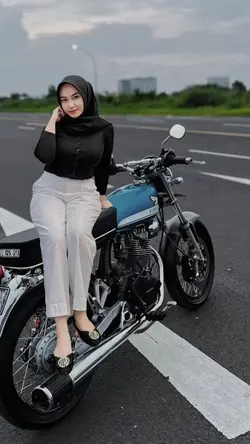 Cewe Duduk Di Motor