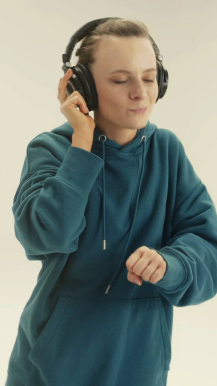 Magaan at Madaling Estilo ng Tiktok ng Produkto ng Headphone.