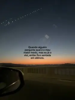 sentada em silêncio 