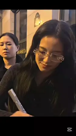 Jisoo side eye ●_●