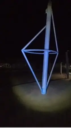 モニュメントの上から出現