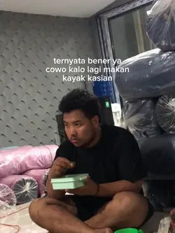 Cowo lagi makan