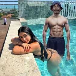 mulher na piscina 