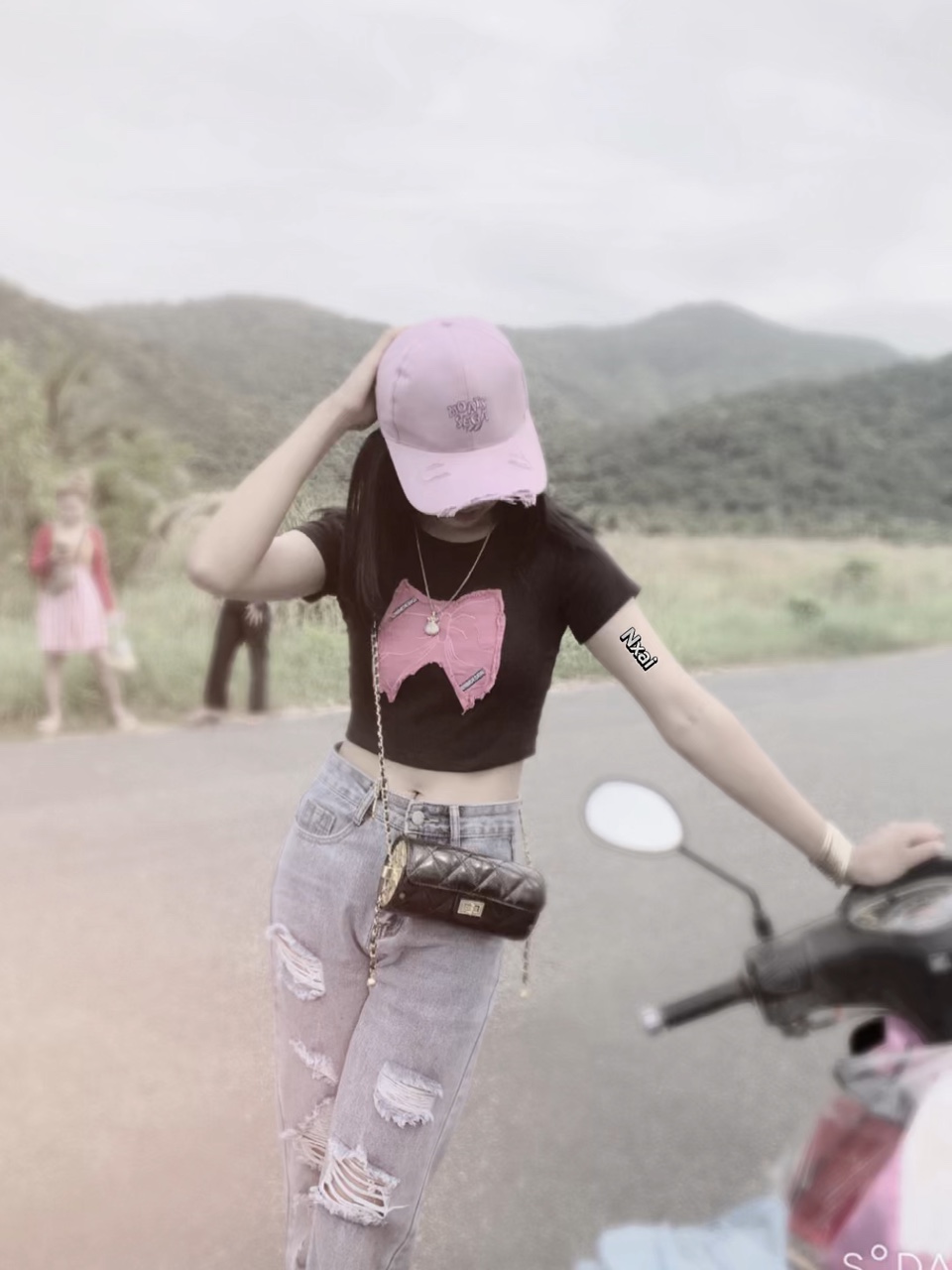 នៅក្បែរបងអូនកក់ក្តៅ…