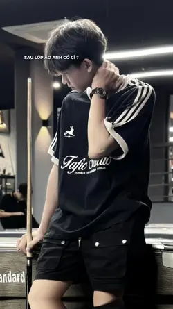 Sau lớp áo anh có gì