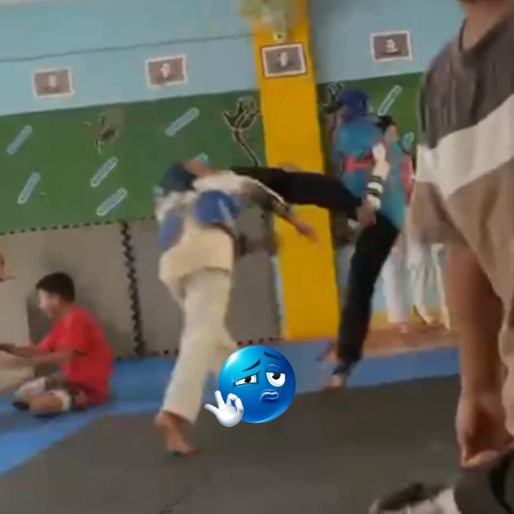 blue emoji pause