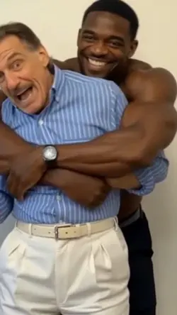 Macho abraçando 