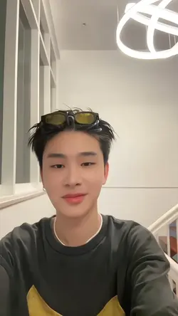 ไม่ต้องยืนแอ็คๆ