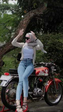 Cewek Duduk Di Motor